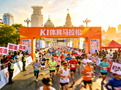K1体育策划的大型城市马拉松赛事活动现场，人群涌动